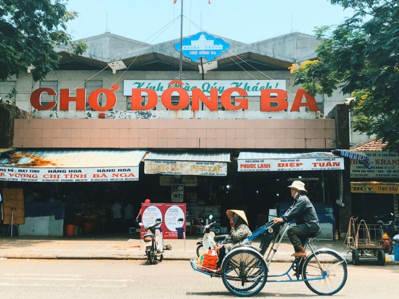 Au marché de Dông Ba, découvrez l’essence de Hué à travers ses produits locaux et sa gastronomie authentique. Shopping au Vietnam