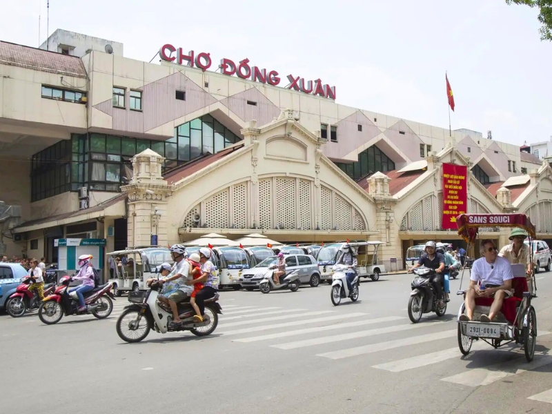 Au marché de Dông Xuân, vous pouvez acheter de tout : vêtements, souvenirs, épices et spécialités locales.