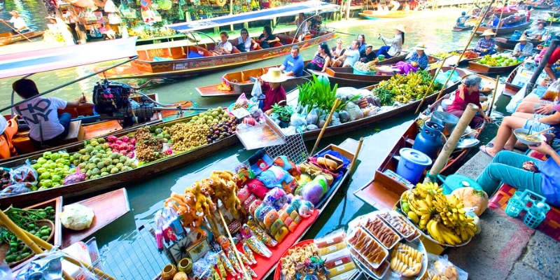 Au marché flottant de Cai Rang, imprégnez-vous du charme du Mékong tout en savourant des produits frais. Shopping au Vietnam