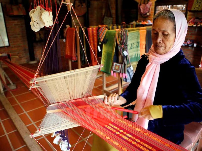 Les étoffes de soie, façonnées avec soin par les artisans talentueux du village de soie de Van Phuc