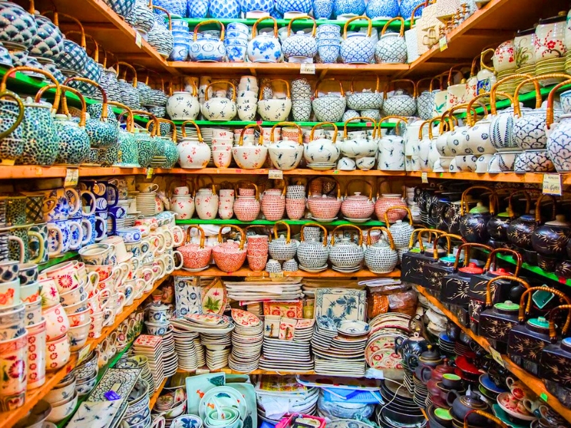 Au village de poterie de Bat Trang, découvrez et procurez-vous des céramiques raffinées, parfaites comme souvenirs ou cadeaux. Shopping au Vietnam