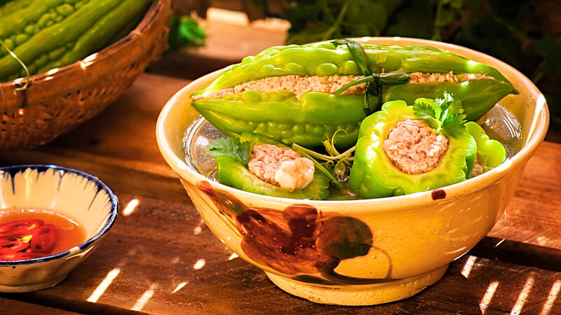 Canh khô qua nhôi thit (Soupe de courgettes amères farcies)