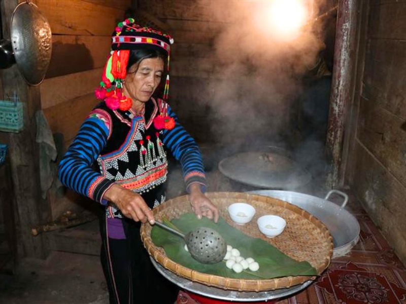 Les Ha Nhi honorent leurs ancêtres avec des gâteaux traditionnels faits maison