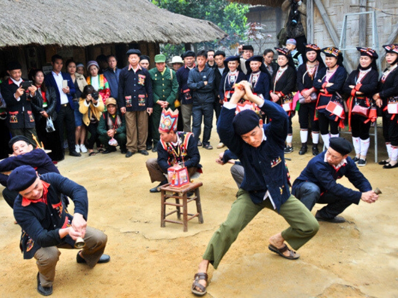 Têt de la danse chez les Dao Têt des ethnies minoritaires vietnamiennes